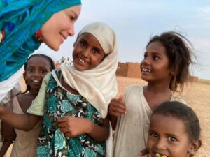 Gamze Özçelik Instagram - Kalpten kalbe giden o yol en çok sizinle güzel.💙 @umudakosanlar #DünyaÇocukGünü
#WorldChildrensDay #Sudan