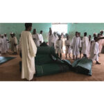 Gamze Özçelik Instagram - Sudan'dan çok güzel haberlerimiz var sizlere.🔊 Yardımlarınız sayesinde, iç savaştan çıkarılıp getirilmiş yetimlerimize güneş doğdu bugün. En az iki, üç aylık erzakları alındı yetimhanemizin, yüzlerce çocuğumuzun senelik barınma masrafları teslim edildi ellerine, hasırlar alındı toz toprak yerine üzerinde otursunlar, çalışsınlar diye. Daha başlangıçtayız. Önümüzdeki günlerde ve kadir gecesinde kesilecek kurbanlarla verilecek iftarlarımız, yemeklerimiz var. Yetimhanemiz kendi masraflarını karşılamaya başlayabilsin hem de çocuklarımız ekmek yiyebilsin diye başlayacağımız fırın projemiz var. Üstlenilecek başka çocuklarımız daha var. Emeği geçenlerden Allah razı olsun. 🤗 #Turkey #Sudan 🇹🇷 🇸🇩 #AbdulSamed #Ishak #Mustafa #AhmedAdem #ElHafız 👶🏾👦🏾 Hamd olsun❤️🌹