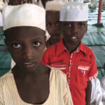 Gamze Özçelik Instagram - Sudan'dan çok güzel haberlerimiz var sizlere.🔊 Yardımlarınız sayesinde, iç savaştan çıkarılıp getirilmiş yetimlerimize güneş doğdu bugün. En az iki, üç aylık erzakları alındı yetimhanemizin, yüzlerce çocuğumuzun senelik barınma masrafları teslim edildi ellerine, hasırlar alındı toz toprak yerine üzerinde otursunlar, çalışsınlar diye. Daha başlangıçtayız. Önümüzdeki günlerde ve kadir gecesinde kesilecek kurbanlarla verilecek iftarlarımız, yemeklerimiz var. Yetimhanemiz kendi masraflarını karşılamaya başlayabilsin hem de çocuklarımız ekmek yiyebilsin diye başlayacağımız fırın projemiz var. Üstlenilecek başka çocuklarımız daha var. Emeği geçenlerden Allah razı olsun. 🤗 #Turkey #Sudan 🇹🇷 🇸🇩 #AbdulSamed #Ishak #Mustafa #AhmedAdem #ElHafız 👶🏾👦🏾 Hamd olsun❤️🌹