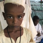 Gamze Özçelik Instagram - Sudan'dan çok güzel haberlerimiz var sizlere.🔊 Yardımlarınız sayesinde, iç savaştan çıkarılıp getirilmiş yetimlerimize güneş doğdu bugün. En az iki, üç aylık erzakları alındı yetimhanemizin, yüzlerce çocuğumuzun senelik barınma masrafları teslim edildi ellerine, hasırlar alındı toz toprak yerine üzerinde otursunlar, çalışsınlar diye. Daha başlangıçtayız. Önümüzdeki günlerde ve kadir gecesinde kesilecek kurbanlarla verilecek iftarlarımız, yemeklerimiz var. Yetimhanemiz kendi masraflarını karşılamaya başlayabilsin hem de çocuklarımız ekmek yiyebilsin diye başlayacağımız fırın projemiz var. Üstlenilecek başka çocuklarımız daha var. Emeği geçenlerden Allah razı olsun. 🤗 #Turkey #Sudan 🇹🇷 🇸🇩 #AbdulSamed #Ishak #Mustafa #AhmedAdem #ElHafız 👶🏾👦🏾 Hamd olsun❤️🌹