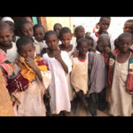 Gamze Özçelik Instagram - Bana özelden sayısızca mesaj geliyor, 'biz ne yapabiliriz' diye. İşte fırsat; 🗣 Uzun zamandır takip ettiğim yavrularımız. Sudan Darfur'da iç savaştan kurtarılıp, kamyon üzerinde 3 günde yetimhaneye taşınan, anne ve babasizlik bir yana, yoklukla mücadele etmeye çalışan 1200 çocuk... Zor şartlarda hayata tutundurmaya çalıştığımız yetim ve hafız evlatlarımız için sizlerden destek rica ediyoruz. Sevgiler❤️ #Sudan #Darfur #Orphan #Orphanage #Africa #Love @umudakosanlar