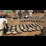 Gamze Özçelik Instagram - Bana özelden sayısızca mesaj geliyor, 'biz ne yapabiliriz' diye. İşte fırsat; 🗣 Uzun zamandır takip ettiğim yavrularımız. Sudan Darfur'da iç savaştan kurtarılıp, kamyon üzerinde 3 günde yetimhaneye taşınan, anne ve babasizlik bir yana, yoklukla mücadele etmeye çalışan 1200 çocuk... Zor şartlarda hayata tutundurmaya çalıştığımız yetim ve hafız evlatlarımız için sizlerden destek rica ediyoruz. Sevgiler❤️ #Sudan #Darfur #Orphan #Orphanage #Africa #Love @umudakosanlar