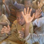 Gamze Özçelik Instagram - Bana özelden sayısızca mesaj geliyor, 'biz ne yapabiliriz' diye. İşte fırsat; 🗣 Uzun zamandır takip ettiğim yavrularımız. Sudan Darfur'da iç savaştan kurtarılıp, kamyon üzerinde 3 günde yetimhaneye taşınan, anne ve babasizlik bir yana, yoklukla mücadele etmeye çalışan 1200 çocuk... Zor şartlarda hayata tutundurmaya çalıştığımız yetim ve hafız evlatlarımız için sizlerden destek rica ediyoruz. Sevgiler❤️ #Sudan #Darfur #Orphan #Orphanage #Africa #Love @umudakosanlar