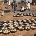 Gamze Özçelik Instagram - Bana özelden sayısızca mesaj geliyor, 'biz ne yapabiliriz' diye. İşte fırsat; 🗣 Uzun zamandır takip ettiğim yavrularımız. Sudan Darfur'da iç savaştan kurtarılıp, kamyon üzerinde 3 günde yetimhaneye taşınan, anne ve babasizlik bir yana, yoklukla mücadele etmeye çalışan 1200 çocuk... Zor şartlarda hayata tutundurmaya çalıştığımız yetim ve hafız evlatlarımız için sizlerden destek rica ediyoruz. Sevgiler❤️ #Sudan #Darfur #Orphan #Orphanage #Africa #Love @umudakosanlar