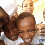 Gamze Özçelik Instagram - Bana özelden sayısızca mesaj geliyor, 'biz ne yapabiliriz' diye. İşte fırsat; 🗣 Uzun zamandır takip ettiğim yavrularımız. Sudan Darfur'da iç savaştan kurtarılıp, kamyon üzerinde 3 günde yetimhaneye taşınan, anne ve babasizlik bir yana, yoklukla mücadele etmeye çalışan 1200 çocuk... Zor şartlarda hayata tutundurmaya çalıştığımız yetim ve hafız evlatlarımız için sizlerden destek rica ediyoruz. Sevgiler❤️ #Sudan #Darfur #Orphan #Orphanage #Africa #Love @umudakosanlar