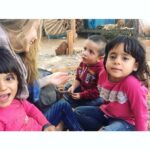 Gamze Özçelik Instagram - ❤️ Biyolojik çocuğumuz veya değil, dünya da milyonlarca yetim varken istersek hepimiz anneyiz. Tek bir Yaradan'dan, aynı fıtrat üzere gelir tüm çocuklar. Ne renk farklıdır aslında, ne dil, ne din... Anneler günümüz kutlu olsun 🙌🏻❤️🌷 #annelergünü #anne #mother #mothersday #love #child #Turkey #Africa #Syria #MurathanPektas