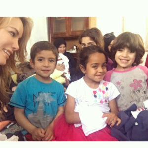 Gamze Özçelik Instagram - ❤️ Biyolojik çocuğumuz veya değil, dünya da milyonlarca yetim varken istersek hepimiz anneyiz. Tek bir Yaradan'dan, aynı fıtrat üzere gelir tüm çocuklar. Ne renk farklıdır aslında, ne dil, ne din... Anneler günümüz kutlu olsun 🙌🏻❤️🌷 #annelergünü #anne #mother #mothersday #love #child #Turkey #Africa #Syria #MurathanPektas