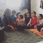 Gamze Özçelik Instagram - "Cesurca yaşa, asla durma, sakın bir yerler de takılı kalma.. Hayatta hala firsatlarinin oldugunu bilmek bir lüks.. Sadece iyi yaşa, sadece yaşa.. Attiğin her adım da, yaninda olacağım".... / ('Senden önce ben' filminden) #mebeforeyou ...🤗💙... . Nefes aliyorsak hala, cesurca yaşamaya devam. Ne kadar düştüğümüz değil, ne kadar tekrar kalktığımızdır önemli olan. Bu çocukların arasında yetimler var, bombalardan kulakları sağır olmuş olanlar, vücudu tamamen yanmış olanlar var. Şikayet etmek bizim ne haddimize.. Kalk kendine gel. Ne için yaşıyorsun? Ne için ömrünü harcıyorsun?... /Kandilimiz mübarek olsun 🤗 #Tb #Reyhanlı #Halep #Aleppo #Syria #War #Kids #BeratKandili 🏮