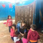 Gamze Özçelik Instagram - Dünyaları yiyip doymayan büyüklerin yanında, az bir hurmayı sakince paylaşan, verilen iki renkli tokayla köşesine çekilip sakince oynayan, cebimden düşürdüğüm 1tl'yi koşarak arkamdan getiren savaşın ve yokluğun çocukları onlar. Dünyanın büyük bir kısmının yok saydığı, umursamadığı çocuklar... 🌸💓 #Reyhanlı #Halep #Syria #Aleppo #Idlib #Kids #Love #War #Tent #Syriawar Suriye Halep Sınırı