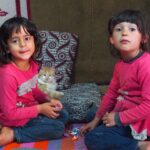 Gamze Özçelik Instagram - Dünyaları yiyip doymayan büyüklerin yanında, az bir hurmayı sakince paylaşan, verilen iki renkli tokayla köşesine çekilip sakince oynayan, cebimden düşürdüğüm 1tl'yi koşarak arkamdan getiren savaşın ve yokluğun çocukları onlar. Dünyanın büyük bir kısmının yok saydığı, umursamadığı çocuklar... 🌸💓 #Reyhanlı #Halep #Syria #Aleppo #Idlib #Kids #Love #War #Tent #Syriawar Suriye Halep Sınırı