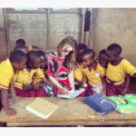 Gamze Özçelik Instagram - ❤️😆👧🏾👱🏻‍♀️👦🏾 #Africa #tbt #village #school #volunteer #love #children #Ghana