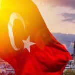 Gamze Özçelik Instagram - Ya Rabb’im.. Elbet son bulacak bu dünya hayatındaki ömrümüzde, bizim de yaşamımızı ve ölümümüzü şerefli eyle. Rızan yolunda yaşat, rızan yolunda al canımızı.. Ömrümüz yoluna, dinine, vatanımıza bin kez feda olsun.. Kahraman şehitlerimizi rahmetle, gazilerimizi, o gecede göğsünü siper eden, dua ordularıyla yeri göğü inleten canlarımızı dualarla anıyoruz. Allah sizden razı olsun 🌹🌹🌹 #15Temmuz 🇹🇷