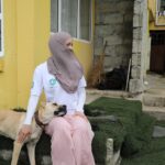 Gamze Özçelik Instagram - Sevduk daa 💗🐕 Güzel Rize’nin güzel insanları, Umuda Koşanlar Derneği olarak çaldığımız her kapıda bizi hanenize, sofranıza davet ettiniz (giremedik tabi 😊), geldiğimizi duydunuz sayısızca davet aldık. Ne kadar teşekkür etsek az. Yakın zamanda koronasız günlerde tekrar buluşmak, birlikte çaylar içmek, belki horon oynamak duasıyla☺️ Rize Çayeli Kaymakamlığı ve Rize sosyal yardımlaşma ve dayanışma vakfına teşekkürlerimizle 🌿 . @umudakosanlar #UmudaKosanlar #Rize #KuspaCafe #KuspaYaylası #Haydut . 📷: @mesyetulleylll