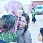 Gamze Özçelik Instagram - Her fotograf, her gülüş ayrı bir hikaye yazdı gönlüme. Sanki an içinde an yaşandı da, biz kısa bir süreliğine farklı bir boyuta geçtik. İçinde savaş, babasızlık, yalnızlık, yokluk ve sığınma vardı ama biz sadece güneşi, gülüşleri, güzelliği görüyorduk. Masmaviydi gökyüzü, yemyeşildi dünya.. 💚💙 @umudakosanlar #Syria #İdlib #Love #Orphan #Orphanage #SavaşınÇocukları 📷: @yavuzatalaycomtr İdlib, Suriye