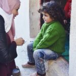 Gamze Özçelik Instagram - Her fotograf, her gülüş ayrı bir hikaye yazdı gönlüme. Sanki an içinde an yaşandı da, biz kısa bir süreliğine farklı bir boyuta geçtik. İçinde savaş, babasızlık, yalnızlık, yokluk ve sığınma vardı ama biz sadece güneşi, gülüşleri, güzelliği görüyorduk. Masmaviydi gökyüzü, yemyeşildi dünya.. 💚💙 @umudakosanlar #Syria #İdlib #Love #Orphan #Orphanage #SavaşınÇocukları 📷: @yavuzatalaycomtr İdlib, Suriye