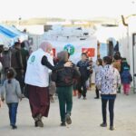 Gamze Özçelik Instagram - Her fotograf, her gülüş ayrı bir hikaye yazdı gönlüme. Sanki an içinde an yaşandı da, biz kısa bir süreliğine farklı bir boyuta geçtik. İçinde savaş, babasızlık, yalnızlık, yokluk ve sığınma vardı ama biz sadece güneşi, gülüşleri, güzelliği görüyorduk. Masmaviydi gökyüzü, yemyeşildi dünya.. 💚💙 @umudakosanlar #Syria #İdlib #Love #Orphan #Orphanage #SavaşınÇocukları 📷: @yavuzatalaycomtr İdlib, Suriye