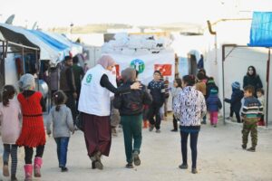 Gamze Özçelik Instagram - Her fotograf, her gülüş ayrı bir hikaye yazdı gönlüme. Sanki an içinde an yaşandı da, biz kısa bir süreliğine farklı bir boyuta geçtik. İçinde savaş, babasızlık, yalnızlık, yokluk ve sığınma vardı ama biz sadece güneşi, gülüşleri, güzelliği görüyorduk. Masmaviydi gökyüzü, yemyeşildi dünya.. 💚💙 @umudakosanlar #Syria #İdlib #Love #Orphan #Orphanage #SavaşınÇocukları 📷: @yavuzatalaycomtr