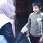 Gamze Özçelik Instagram - Her fotograf, her gülüş ayrı bir hikaye yazdı gönlüme. Sanki an içinde an yaşandı da, biz kısa bir süreliğine farklı bir boyuta geçtik. İçinde savaş, babasızlık, yalnızlık, yokluk ve sığınma vardı ama biz sadece güneşi, gülüşleri, güzelliği görüyorduk. Masmaviydi gökyüzü, yemyeşildi dünya.. 💚💙 @umudakosanlar #Syria #İdlib #Love #Orphan #Orphanage #SavaşınÇocukları 📷: @yavuzatalaycomtr İdlib, Suriye