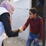 Gamze Özçelik Instagram - Her fotograf, her gülüş ayrı bir hikaye yazdı gönlüme. Sanki an içinde an yaşandı da, biz kısa bir süreliğine farklı bir boyuta geçtik. İçinde savaş, babasızlık, yalnızlık, yokluk ve sığınma vardı ama biz sadece güneşi, gülüşleri, güzelliği görüyorduk. Masmaviydi gökyüzü, yemyeşildi dünya.. 💚💙 @umudakosanlar #Syria #İdlib #Love #Orphan #Orphanage #SavaşınÇocukları 📷: @yavuzatalaycomtr İdlib, Suriye