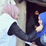 Gamze Özçelik Instagram - Her fotograf, her gülüş ayrı bir hikaye yazdı gönlüme. Sanki an içinde an yaşandı da, biz kısa bir süreliğine farklı bir boyuta geçtik. İçinde savaş, babasızlık, yalnızlık, yokluk ve sığınma vardı ama biz sadece güneşi, gülüşleri, güzelliği görüyorduk. Masmaviydi gökyüzü, yemyeşildi dünya.. 💚💙 @umudakosanlar #Syria #İdlib #Love #Orphan #Orphanage #SavaşınÇocukları 📷: @yavuzatalaycomtr İdlib, Suriye