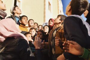Gamze Özçelik Instagram - Her fotograf, her gülüş ayrı bir hikaye yazdı gönlüme. Sanki an içinde an yaşandı da, biz kısa bir süreliğine farklı bir boyuta geçtik. İçinde savaş, babasızlık, yalnızlık, yokluk ve sığınma vardı ama biz sadece güneşi, gülüşleri, güzelliği görüyorduk. Masmaviydi gökyüzü, yemyeşildi dünya.. 💚💙 @umudakosanlar #Syria #İdlib #Love #Orphan #Orphanage #SavaşınÇocukları 📷: @yavuzatalaycomtr