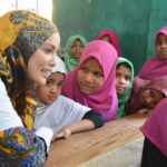 Gamze Özçelik Instagram - Hikayelerimiz farklı olsa da, hayallerimiz ve umutlarımız hep rengarenk bizim.🌷 @umudakosanlar #UmudaKosanlar #CoxBazar #Bangladesh #Orphanage #ArakanlıMülteciKampları Cox's Bazar, Bangladesh