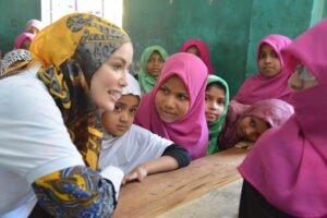 Gamze Özçelik Instagram - Hikayelerimiz farklı olsa da, hayallerimiz ve umutlarımız hep rengarenk bizim.🌷
@umudakosanlar #UmudaKosanlar #CoxBazar #Bangladesh #Orphanage #ArakanlıMülteciKampları