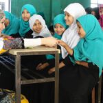 Gamze Özçelik Instagram - Hikayelerimiz farklı olsa da, hayallerimiz ve umutlarımız hep rengarenk bizim.🌷 @umudakosanlar #UmudaKosanlar #CoxBazar #Bangladesh #Orphanage #ArakanlıMülteciKampları Cox's Bazar, Bangladesh