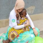 Gamze Özçelik Instagram - Öyle ihtiyacın vardı ki çocuk; içten bir kucaklamaya, başının okşanmasına, sevilmeye… Öyle ihtiyacım vardı ki çocuk; tertemiz bir kalbe, saflığa, teslimiyete.. 💛 @umudakosanlar #Yetim #Orphan #Tanzania 📷: @saidtetik