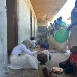 Gamze Özçelik Instagram - Sizi çok özledim çocuklar..🤍 Kahkahalarınızı, saflığınızı, sarılmalarınızı… @umudakosanlar #UmudaKosanlar #Orphan #Orphanage #Tanzania 📷: @saidtetik