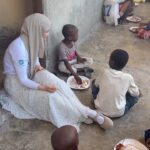 Gamze Özçelik Instagram - Sizi çok özledim çocuklar..🤍 Kahkahalarınızı, saflığınızı, sarılmalarınızı… @umudakosanlar #UmudaKosanlar #Orphan #Orphanage #Tanzania 📷: @saidtetik