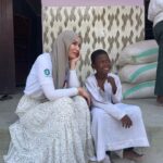 Gamze Özçelik Instagram - Sizi çok özledim çocuklar..🤍 Kahkahalarınızı, saflığınızı, sarılmalarınızı… @umudakosanlar #UmudaKosanlar #Orphan #Orphanage #Tanzania 📷: @saidtetik