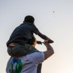Gamze Özçelik Instagram - Her sene on binlerce insanın savaş mağduru olduğu; evlerinden ve yurtlarından uzaklaşmak zorunda kaldığı, kıtlık, susuzluk ve kimsesizlikle mücadele ettiği çeşitli üzüntülere şahit olmaktayız. Biliyoruz yolumuz uzun ve zor, ama herşeye rağmen umut ve kavuşmalarla dolu. Bugün İnsani Yardım Günü .❤️ Az/çok demeden bizimle beraber bu yola gönül koymuş tüm dostlarımızın günü. Dünyanın imtihanları tükenmese de, tarafını belli edenlerin ve iyilik için çabalamaktan vazgeçmeyenlerin günü. Hayra olan yolculuğumuzun ve aşkımızın daim olması duası ile. 🌹💚 #UmudaKosanlar #DünyaİnsaniYardımGünü