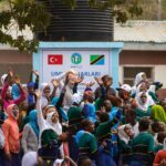 Gamze Özçelik Instagram - Her sene on binlerce insanın savaş mağduru olduğu; evlerinden ve yurtlarından uzaklaşmak zorunda kaldığı, kıtlık, susuzluk ve kimsesizlikle mücadele ettiği çeşitli üzüntülere şahit olmaktayız. Biliyoruz yolumuz uzun ve zor, ama herşeye rağmen umut ve kavuşmalarla dolu. Bugün İnsani Yardım Günü .❤️ Az/çok demeden bizimle beraber bu yola gönül koymuş tüm dostlarımızın günü. Dünyanın imtihanları tükenmese de, tarafını belli edenlerin ve iyilik için çabalamaktan vazgeçmeyenlerin günü. Hayra olan yolculuğumuzun ve aşkımızın daim olması duası ile. 🌹💚 #UmudaKosanlar #DünyaİnsaniYardımGünü