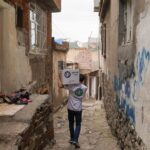 Gamze Özçelik Instagram - Her sene on binlerce insanın savaş mağduru olduğu; evlerinden ve yurtlarından uzaklaşmak zorunda kaldığı, kıtlık, susuzluk ve kimsesizlikle mücadele ettiği çeşitli üzüntülere şahit olmaktayız. Biliyoruz yolumuz uzun ve zor, ama herşeye rağmen umut ve kavuşmalarla dolu. Bugün İnsani Yardım Günü .❤️ Az/çok demeden bizimle beraber bu yola gönül koymuş tüm dostlarımızın günü. Dünyanın imtihanları tükenmese de, tarafını belli edenlerin ve iyilik için çabalamaktan vazgeçmeyenlerin günü. Hayra olan yolculuğumuzun ve aşkımızın daim olması duası ile. 🌹💚 #UmudaKosanlar #DünyaİnsaniYardımGünü