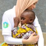 Gamze Özçelik Instagram - Öyle ihtiyacın vardı ki çocuk; içten bir kucaklamaya, başının okşanmasına, sevilmeye… Öyle ihtiyacım vardı ki çocuk; tertemiz bir kalbe, saflığa, teslimiyete.. 💛 @umudakosanlar #Yetim #Orphan #Tanzania 📷: @saidtetik