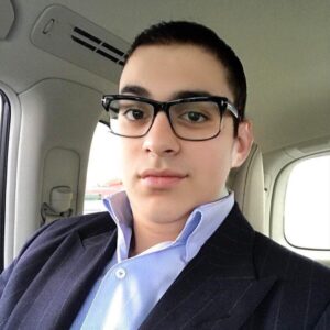 Garik Martirosyan Instagram - 1. 17летний айтишник-миллиардер. 2. Кубинский революционер в эмиграции. 3. Старый хорватский сценарист. 4. Нотариус из Кисловодска.  А кем вы меня видите на этих фото?😂