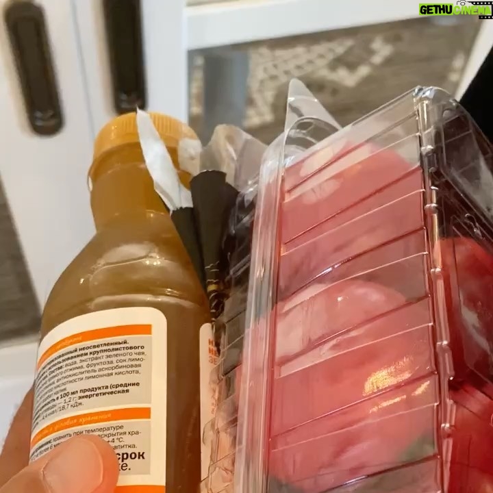 Garik Martirosyan Instagram - Когда друг подсел на Нетфликс.