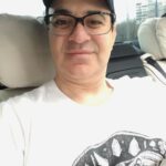 Garik Martirosyan Instagram - Детский стишок «Дождик и Улитка». Дождик лил как из ведра. Я открыл калитку И увидел средь двора Глупую Улитку. Говорю ей: - Посмотри! Ты ведь мокнешь в луже... А она мне изнутри: - Это ведь снаружи! А внутри меня весна, День стоит чудесный! - Отвечала мне она Из скорлупки тесной. Говорю: - Повсюду мрак... Не спастись от стужи! А она в ответ: - Пустяк! Это ведь снаружи! А внутри меня уют: Расцветают розы, Птицы дивные поют И блестят стрекозы! - Что ж, сиди сама с собой! Я сказал с улыбкой И простился со смешной Глупенькой Улиткой... Дождь закончился давно. Солнце на полмира А внутри меня темно, Холодно и сыро!