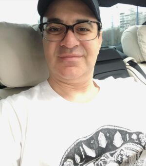 Garik Martirosyan Instagram - Детский стишок «Дождик и Улитка». Дождик лил как из ведра. Я открыл калитку И увидел средь двора Глупую Улитку. Говорю ей: - Посмотри! Ты ведь мокнешь в луже... А она мне изнутри: - Это ведь снаружи! А внутри меня весна, День стоит чудесный! - Отвечала мне она Из скорлупки тесной. Говорю: - Повсюду мрак... Не спастись от стужи! А она в ответ: - Пустяк! Это ведь снаружи! А внутри меня уют: Расцветают розы, Птицы дивные поют И блестят стрекозы! - Что ж, сиди сама с собой! Я сказал с улыбкой И простился со смешной Глупенькой Улиткой... Дождь закончился давно. Солнце на полмира А внутри меня темно, Холодно и сыро!