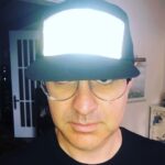 Garik Martirosyan Instagram - Подарили бейсболку с экраном - синхронизируешь со смартфоном и включаешь на бейсболке любое видео! 🔥 Вот надел и иду гулять по ночной Москве... Какое видео включить??)