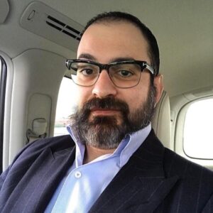 Garik Martirosyan Instagram - 1. 17летний айтишник-миллиардер. 2. Кубинский революционер в эмиграции. 3. Старый хорватский сценарист. 4. Нотариус из Кисловодска.  А кем вы меня видите на этих фото?😂