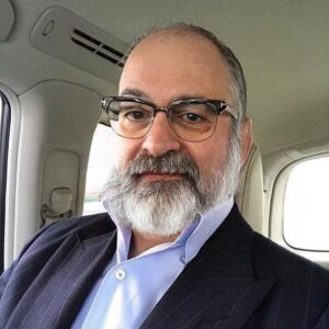 Garik Martirosyan Instagram - 1. 17летний айтишник-миллиардер. 2. Кубинский революционер в эмиграции. 3. Старый хорватский сценарист. 4. Нотариус из Кисловодска.  А кем вы меня видите на этих фото?😂