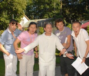 Garik Martirosyan Instagram - Юрмала. Примерно 2007 год. Я, @arthurpirozhkov , Александр Давидович Ревзин, @vadimgalygin и наш фанат.
