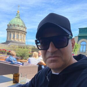 Garik Martirosyan Instagram - В Петербурге настоящее питерское лето:  приятная прохладная жара❤️ Где-то минус 2 плюс 30.