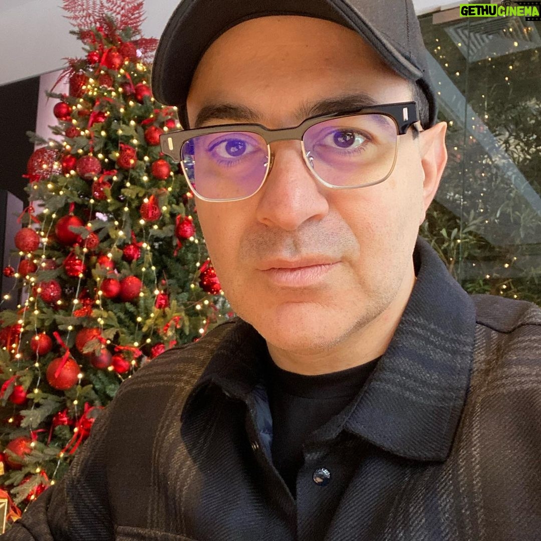 Garik Martirosyan Instagram - На работе! ❤️ Всем хорошей и продуктивной недели. P.S. А ёлочка ещё стоит))