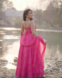 Garima Chaurasia Instagram - Shaam gulabi, sehar gulabi..💕 Pehar gulabi hai gulabi ye shehar ☀️ . #gimaashi