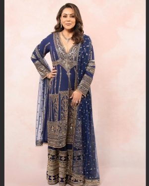 Gauri Khan Instagram - I love a good design story! Zoya’s ‘Her Becoming’ is a beautiful high jewellery collection, inspired by the distinctive geometry of Ikat. Paired with Falguni&Shane’s beautiful sharara, it’s the perfect vibe for a celebration! ✨
@zoyajewels @falguniandshanepeacock @cloverconnect.in