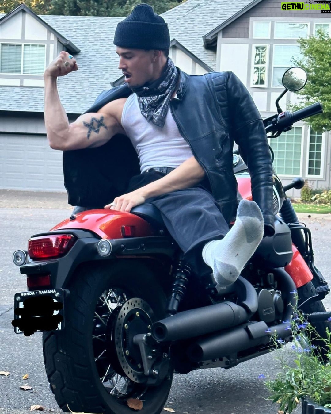 Gavin Leatherwood Instagram - Look at this big hog 🏍️