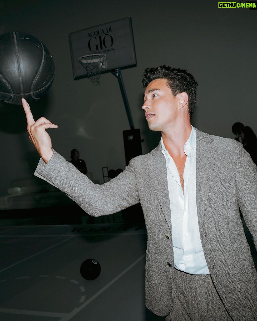 Gavin Leatherwood Instagram - Beautiful night with beautiful smelling people. Grateful for my @armanibeauty fam 🫶🏻 #armanibeauty #acquadigio #armanibeautypartner
